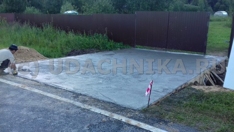 Залитый бетоном участок для заезда к дому