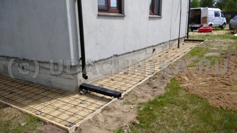 Отмостка дома Киржач. Монтаж в отмостку дождеприемного лотка