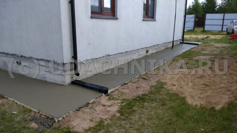Отмостка дома Киржач. Монтаж в отмостку дождеприемного лотка