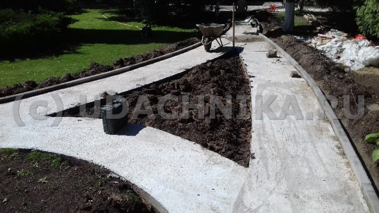 Бетонная подготовка для садовой дорожки из бетона и брусчатки. Рублево Успенское шоссе
