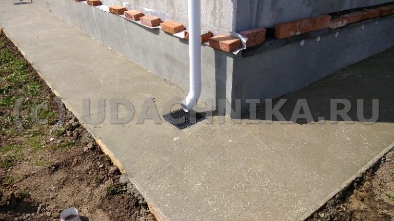 Соблюдайте высоту низа трубы и верха решетки, должно быть ~5 см
