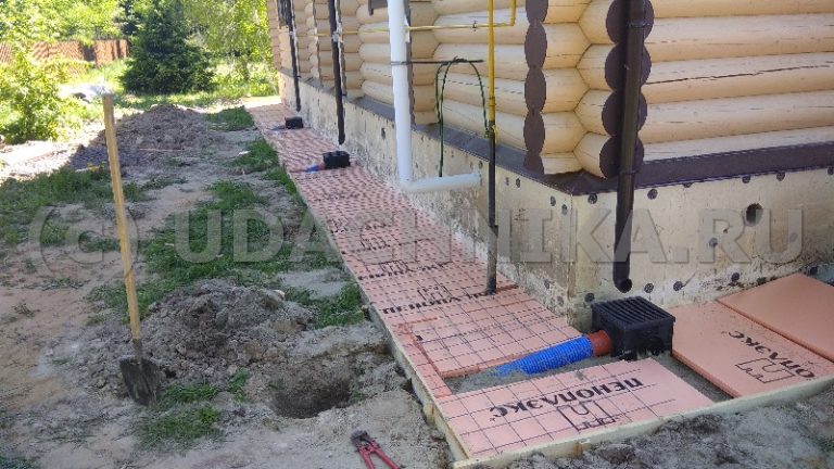 Дождеприемные корзины в утепленной отмостке дома