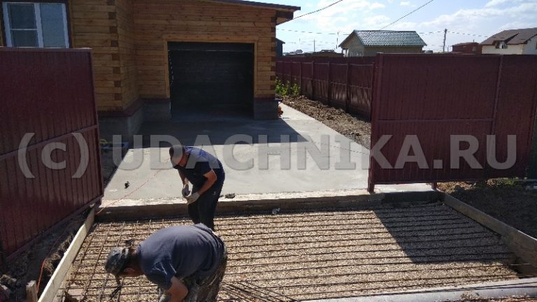 Пол в гараже готов, стоянка для авто тоже. Делаем заезд на участок