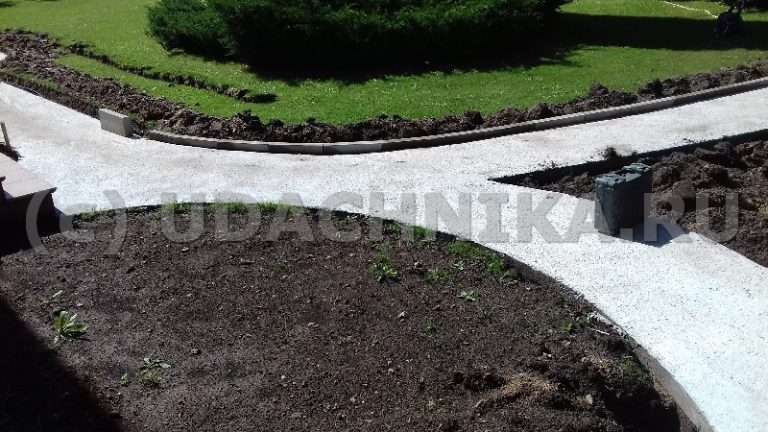 Бетонная подготовка для садовой дорожки из бетона и брусчатки. Рублево Успенское шоссе