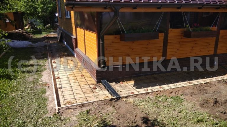 Монтаж лотка в отмостку дома на свайном фундаменте