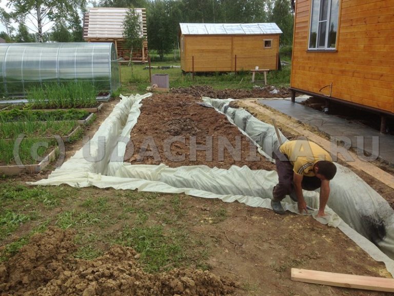 укладка геотекстиля в дренажную траншею