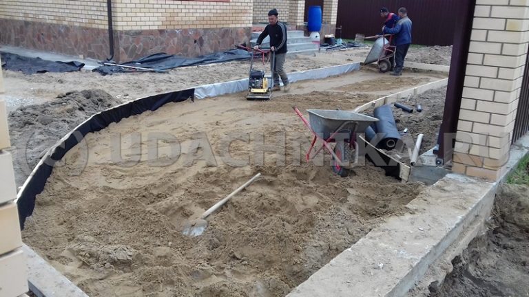 Готовим площадку под заезд и автостоянку