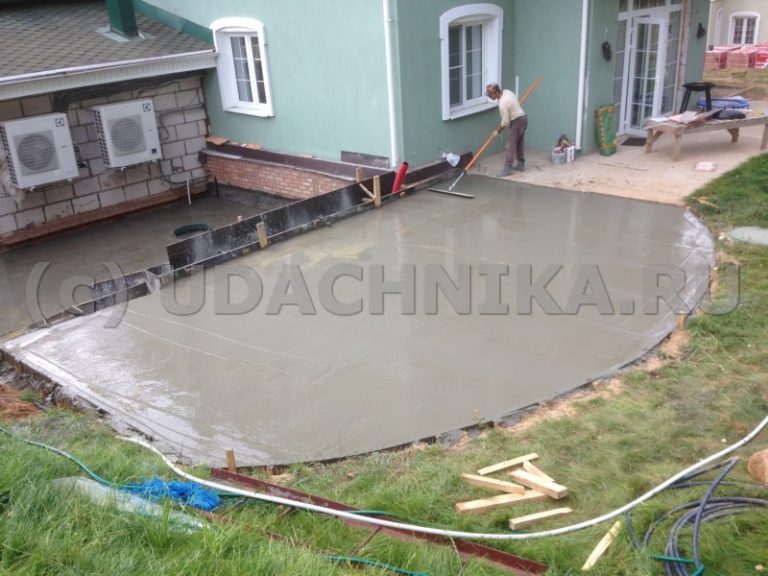 Бетонное патио для отдыха и бассейна