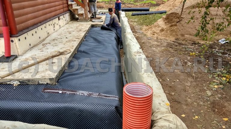 уклон геомембраны на склон в сторону дренажа
