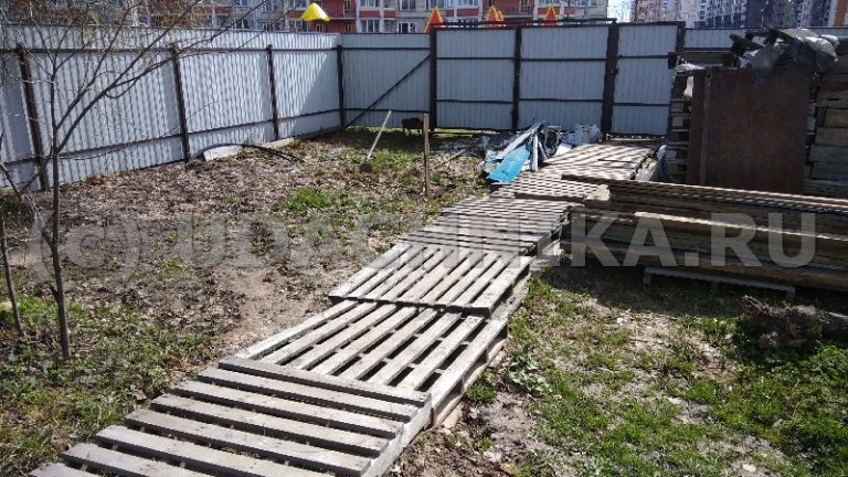 В начале было так. Поддоны оставшиеся от стройки дома были вместо дорожки.